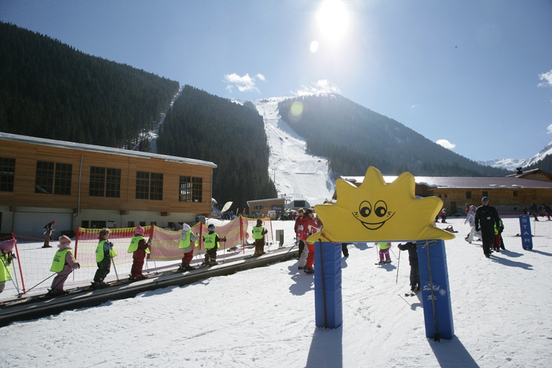 2 hours ski school daily + lift pass